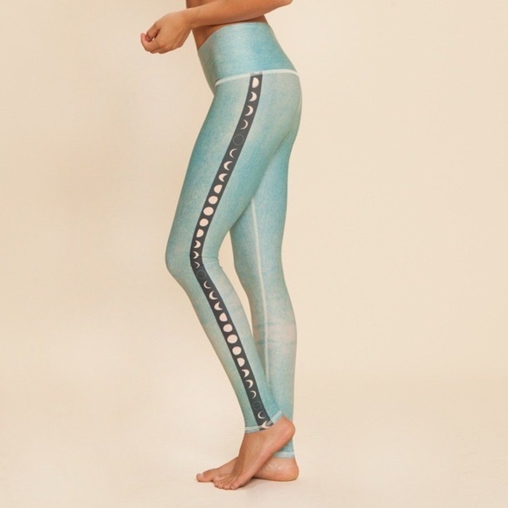 NWT Teeki Hot Pant Leggings Blue Moon size Medium
